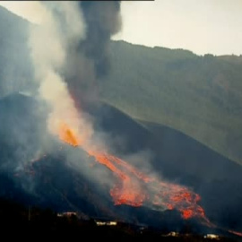 Cae parte del cono principal del volcán Cumbre Vieja