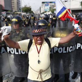 Miembros de la Policía hacen presencia en una concentración de manifestantes durante la "toma de Lima" hoy, en Lima (Perú).