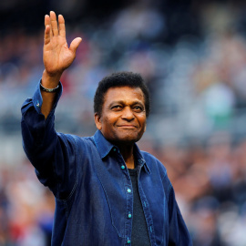 13/12/2020. El cantante de country Charlie Pride saluda a los aficionados en un evento de béisbol en San Diego. - Reuters