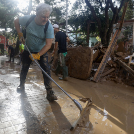 4/11/24. Vecinos y voluntarios colaboran en las labores de limpieza tras el paso de la DANA este lunes, en el municipio de Picanya (València).