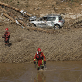 Miembros de la UME rastrean la Rambla del Poyo, a la altura de Catarroja en búsqueda de víctimas mortales, este miércoles.
