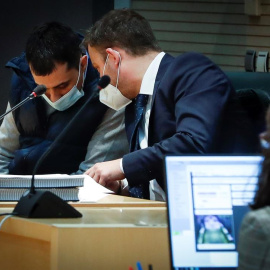 El acusado de matar a Asier Niebla discurre con su abogado en la segunda jornada del juicio.