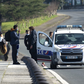 Gendarmes franceses retienen a un migrante de origen subsahariano en el puente que comunica la ciudad guipuzcoana de Irún con la la francesa Hendaya.