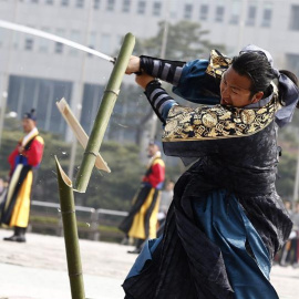 Un efectivo de la Guardia de Honor del Ejército surcoreano demuestra sus habilidades en el manejo de la espada, según el modo tradicional coreano, en Seúl, Corea del Sur. EFE/Jeon Heon-Kyun