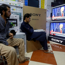 Dos hombres afganos miran la retransmisión del discurso de Donald Trump en Kabul, el 22 de agosto del 2017. REUTERS/Omar Sobhani