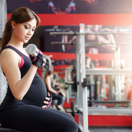 Los expertos señalan que es importante la combinación de trabajo aeróbico y de fuerza en cada sesión de ejercicio físico. / FOTOLIA