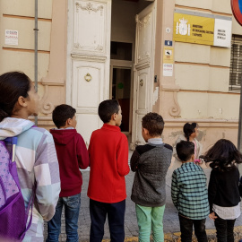 Niños sin escolarizar en Melilla por no tener papeles se concentran frente a la dirección provincial del Ministerio de Educación. / Prodein