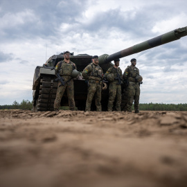 Imagen de archivo de varios soldados junto a un tanque alemán Leopard II en un campamento en Lituania, a 6 de julio de 2022.
