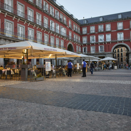 Varias personas en una terraza del centro de Madrid.