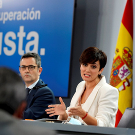El ministro de la Presidencia, Relaciones con las Cortes y Memoria Democrática, Félix Bolaños y la ministra de Política Territorial y portavoz del Gobierno, Isabel Rodríguez en rueda de prensa tras la reunión del Consejo de Ministros, este martes en