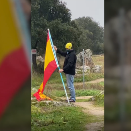 Imagen de un grupo de personas camino a la casa de Pablo Iglesias e Irene Montero.
