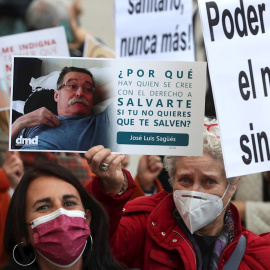 17/12/2020.- Vista de la concentración que Derecho a Morir Dignamente ha convocado frente Congreso de los Diputados. EFE/Kiko Huesca