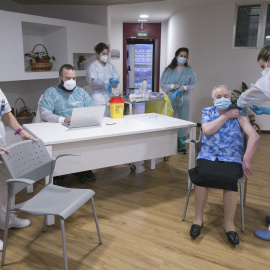 Momento en el que vacunan a una ancianas en una residencia de Asturias.