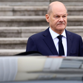 El canciller alemán Olaf Scholz abandona el Palacio Bellevue en Berlín, a 7 de noviembre de 2024.