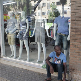 Abraham, immigrant senegalés, a un carrer del centre de València. FOTO: Paco Beltrán.