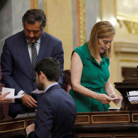 La presidenta del Congreso de los Diputados, Ana Pastor (d), durante el recuento de la votación en el pleno extraordinario del Congreso para elegir el presidente de RTVE. (JUAN CARLOS HIDALGO | EFE)