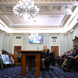 La exempleada de Facebook Frances Haugen, durante su comparecencia en la Comisión de Comercio, Ciencia y Transportes del Senado de EEUU, en la que denunció las prácticas de la red social. Matt McClain/Pool via REUTERS