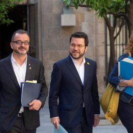 El vicepresident del Govern y conseller de Economía, Pere Aragonès (c), la consellera de Justicia , Ester Capella (d) y el conseller de Acción Exterior Alfred Bosch en el Palau de la Generalitat. (QUIQUE GARCÍA | EFE)