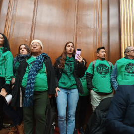 Activistas de la PAH protestan en el Colegio de la Abogacía de Barcelona.