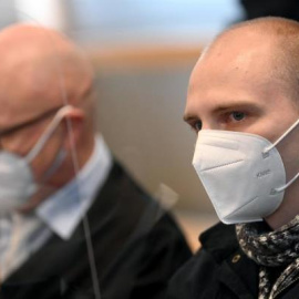 El acusado Stephan Balliet (derecha) se sienta junto a su abogado Hans-Dieter Weber durante su juicio por cargos de asesinato debido a un ataque terrorista en Halle, el Tribunal Regional de Magdeburgo en Magdeburgo, Alemania.