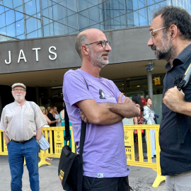 16/09/2024 - Joan Jubany, germà d'Helena Jubany, amb l'advocat Benet Salellas a l'exterior del jutjat de Sabadell.