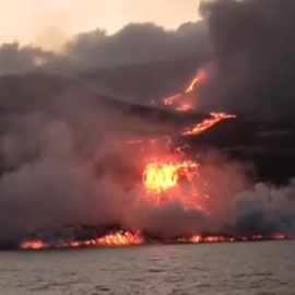 La llegada de la lava al mar genera una nube de gases y vapor