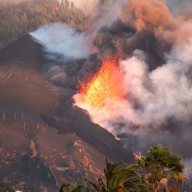 La lava que emerge de la erupción volcánica de Cumbre Vieja, en la isla canaria de La Palma este 29 de septiembre de 2021.