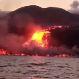 La lava sigue ganando terreno al mar en La Palma