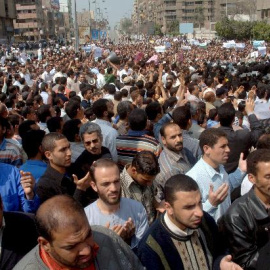 Cientos de manifestantes rezan durante una protesta contra el arresto de los candidatos de los Hermanos Musulmanes para las próximas elecciones locales, el pasado 1 de abril .