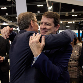 El presidente de la Junta de Castilla y León, Alfonso Fernández Mañueco, y el líder del PP, Alberto Núñez Feijóo, este jueves en Fitur.