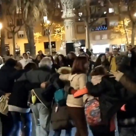 Un grupo de negacionistas cantan y bailan abrazados en el centro de Barcelona.