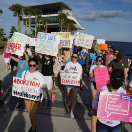 Miles de mujeres se manifiestan en Estados Unidos para defender el derecho al aborto