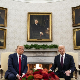 El presidente estadounidense Joe Biden y el presidente electo Donald Trump durante una reunión en la Oficina Oval de la Casa Blanca en Washington DC, (EEUU)