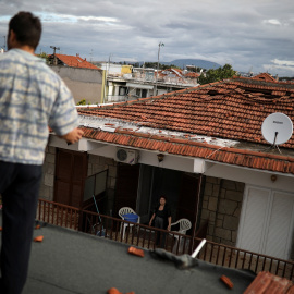 Una mujer en el balcón de su casa dañada después de fuertes tormentas en el pueblo de Nea Plagia, Grecia, el 11 de julio de 2019. REUTERS / Alkis Konstantinidis