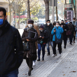 Multitud de personas hacen cola para hacerse test de antígenos en un laboratorio privado de Barcelona