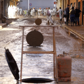 Decenas de voluntarios continúan extrayendo lodo de las calles en L'horta Sud de Catarroja, a 11 de noviembre de 2024.