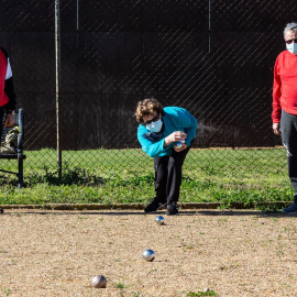 Varios ancianos juegan a petanca en el Complejo Deportivo la Granadilla, en Badajoz. E.P./Javier Pulpo