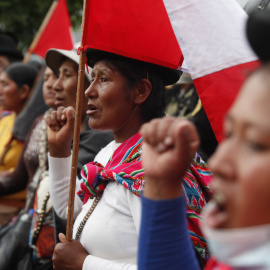 Manifestantes en Perú participan en una marcha, bloqueada por policías, y que se dirigía al Congreso.