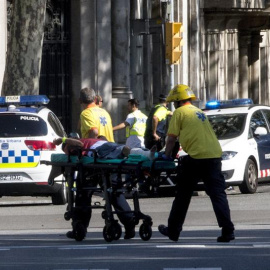 Los servicios de emergencia trasladan a una de las personas afectadas por el atropello de una furgoneta esta tarde por las Ramblas de Barcelona, en un atropello masivo. Los Mossos d'Esquadra y los equipos de emergencias sanitarias han desplegado un amplio