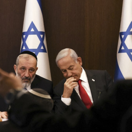 El primer ministro de Israel, Benjamin Netanyahu, junto a su ya exministro del Interior y Salud, Aryeh Deri.