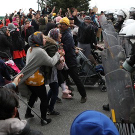 Los antidisturbios griegos se enfrentan a refugiados y migrantes frente al campamento de Kara Tepe, en la isla de Lesbos, Grecia. REUTERS / Elias Marcou