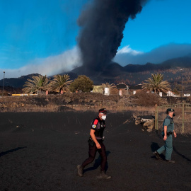 Un agente de la Policía Canarias y dos de la Guardia Civil patrullan este lunes por el barrio de Las Manchas, en La Palma.