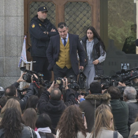 13/11/24 Catherine Silva, acusada del asesinato de Samuel Luiz pero en libertad bajo medidas cautelares, con su abogado, Luciano Prado, a la salida de la Audiencia Provincial de A Coruña