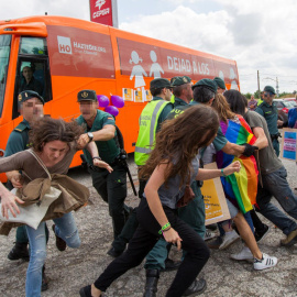 Defensores de los derechos LGTBI bloquean el acceso del autobús Hazte Oír a Logroño. EFE/Archivo