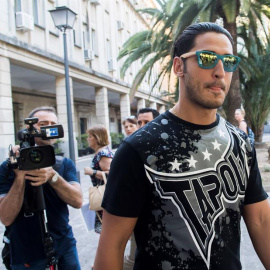 06/07/2018.- Alfonso Jesús Cabezuelo, uno de los cinco componentes de "La Manada", tras ser condenado a nueve años de cárcel tras abusar sexualmente de una joven madrileña en Pamplona durante los Sanfermines de 2016, a su llegada hoy al juzgado de gua