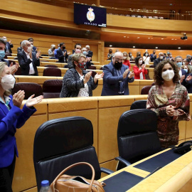 22/12/2020.- La ministra de Hacienda, María Jesús Montero (d), durante el pleno del Senado en el que se vota la aprobación de los presupuestos generales del próximo año. EFE/David Fernández