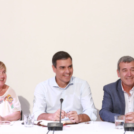 06/08/2019.- El secretario general del PSOE y presidente del Gobierno en funciones, Pedro Sánchez (2i) y la ex alta Comisionada del Gobierno frente al Reto Demográfico y secretaria de Función Pública del PSOE, Isaura Leal (1i), durante la reunión con