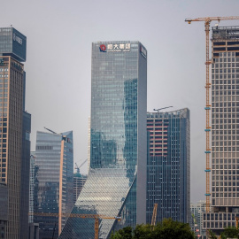 Vista del rascacielos donde tiene su sede central el grupo Evergrande en la ciudad de Shenzhen, en la provincia china de Guangdong. EFE/EPA/ALEX PLAVEVSKI