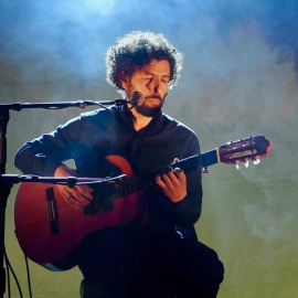 Un moment de l'actuació de José González amb la seva guitarra.