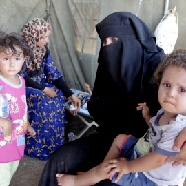 Una familia de sirios desplazados descansa en una tienda de campaña en el paso fronterizo de Nasib.EFE/Ahmad Abdo